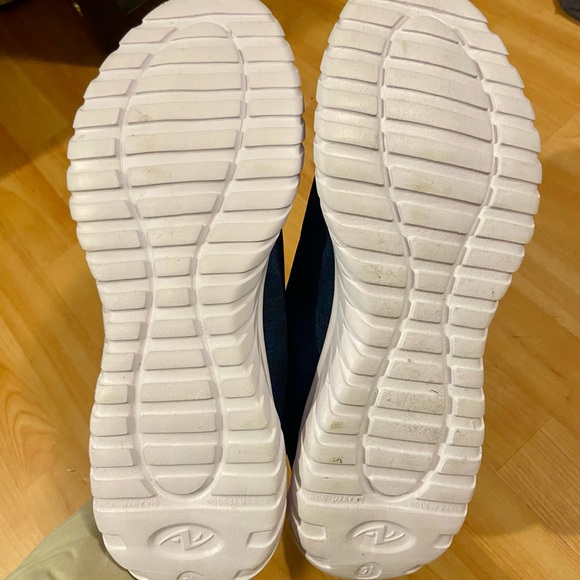 Men’s 9.5 slip on shoes - Picture 3 of 4